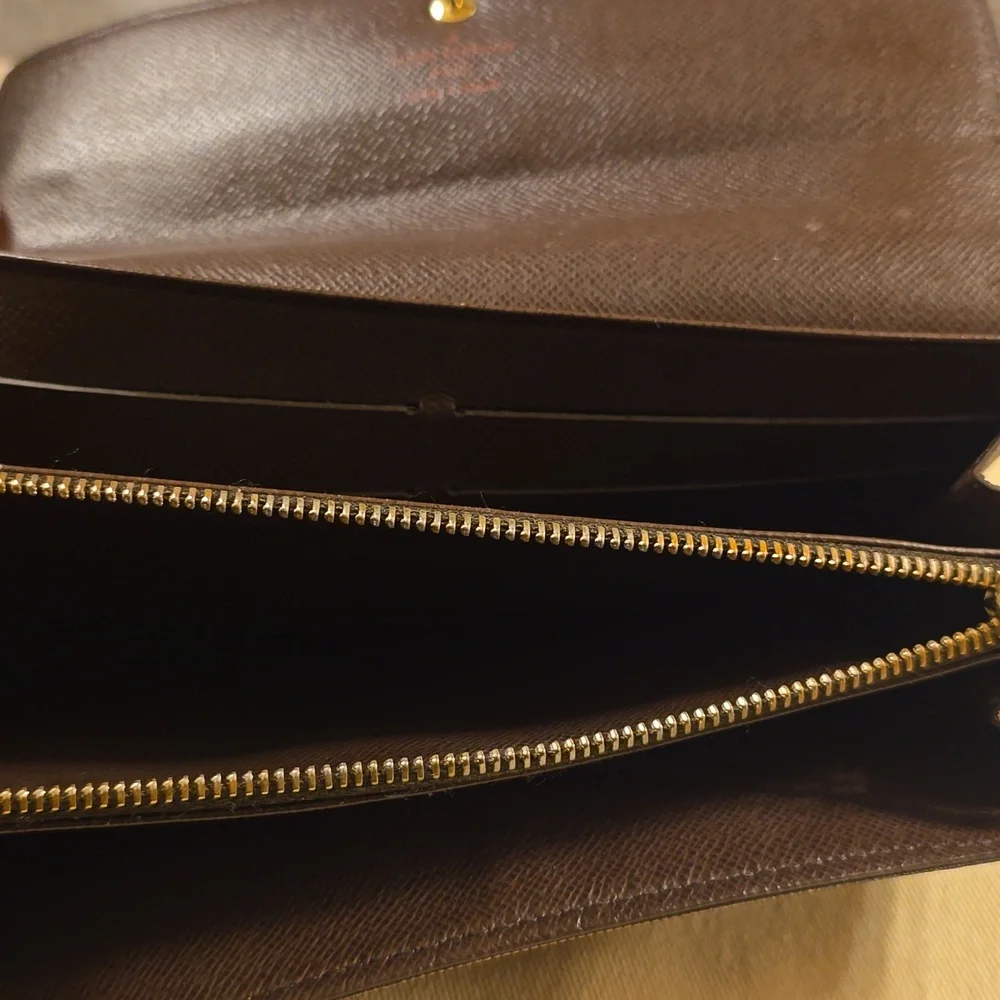 Louis Vuitton wallet in iconic Damier Ebene coated canvas with gold hardware - Picture 10 of 12